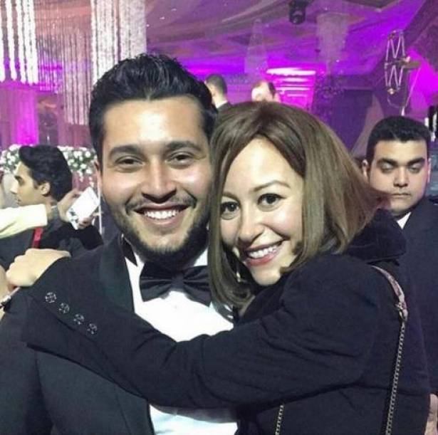 بالصورة: بعد حديثها عن الارتباط منة شلبي تحتضن هذا الشاب.. تعرفوا عليه!