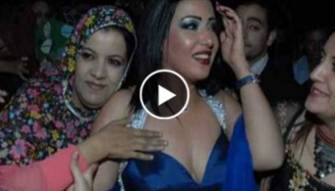 شاهد بالفيديو : رد فعل سمية الخشاب بعد التحرش بها من معجبيها