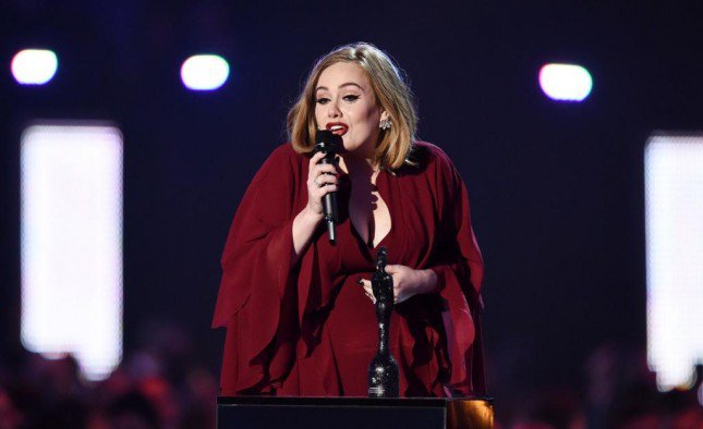 ناشدتها والدتها عبر الفيس بوك : أديل تزور إحدى معجباتها