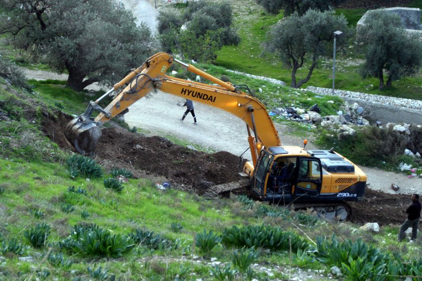 مستوطنون يمسحون عدداً من الأراضي تمهيداً لتجريفها غرب سلفيت