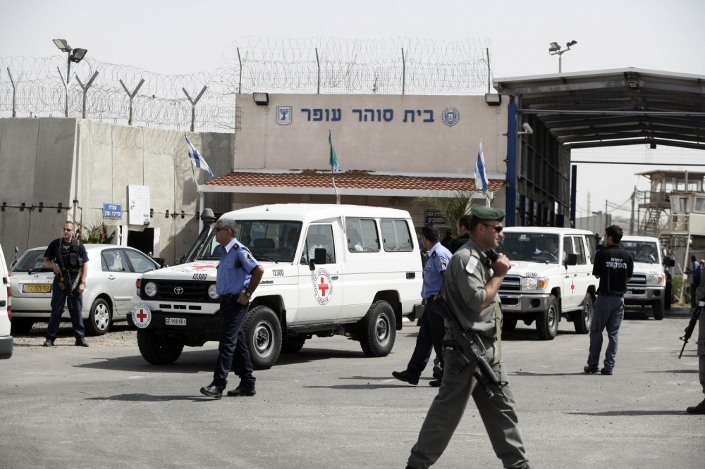 هيئة الأسرى: الاحتلال ينقل الأسرى المضربين من "مجدو" إلى عدة سجون