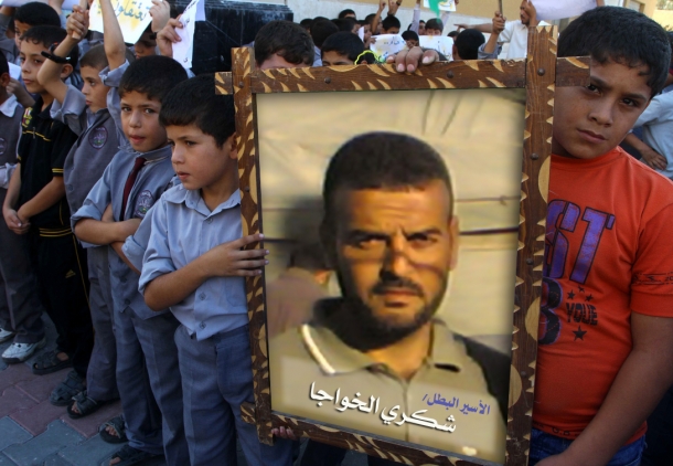 الحملة الشعبية تنظم وقفة تضامنية مع الأسير شكري الخواجا في نعلين