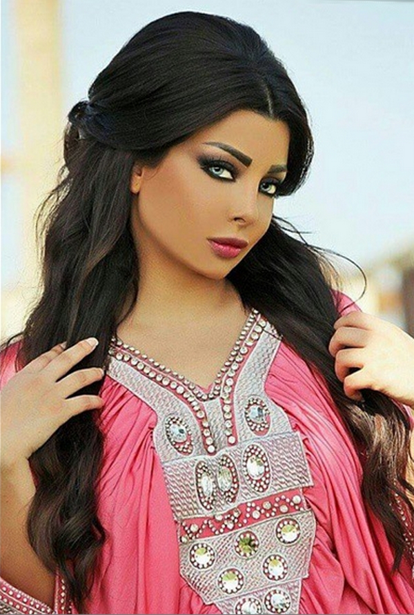 بالصور : رولا يموت تقلد أختها هيفا بلباس مثير