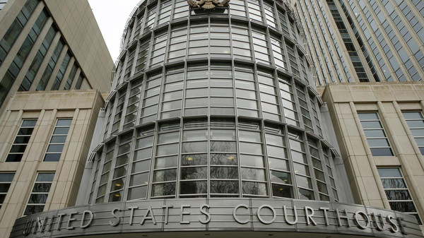 قاضية أميركية تمنع ترحيل المسافرين الموقوفين بالمطارات