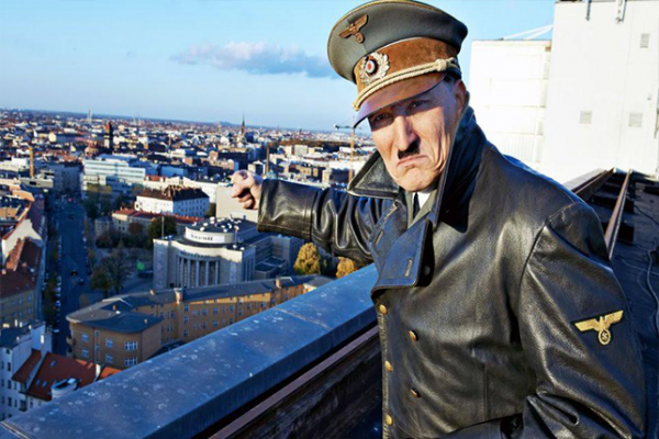 شبيه هتلر يثير الفزع بين المواطنين في شوارع النمسا