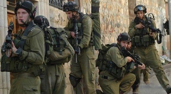 الاحتلال يداهم المنازل في الخليل ويعتقل 8 مواطنين