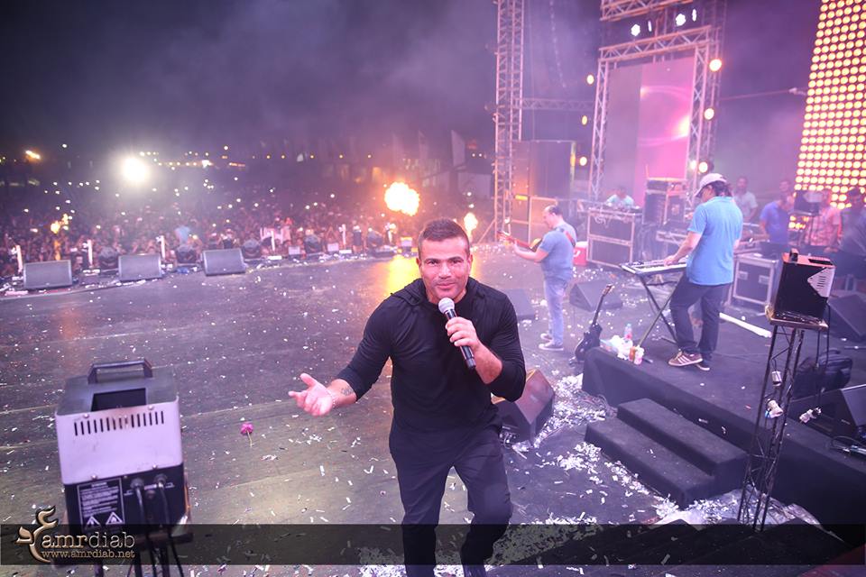 بالصور: حضور جماهيري ضخم لحفل الهضبة "عمرو دياب"