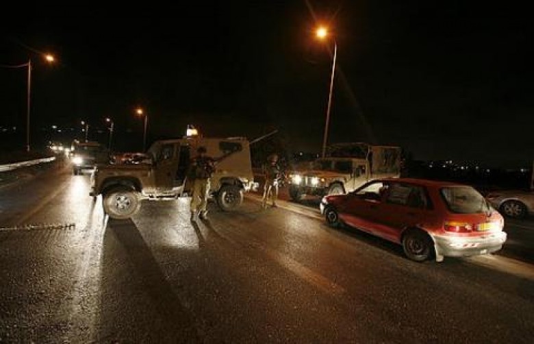 صورة: إصابة فلسطيني بجراح بالغة إثر إطلاق الاحتلال النار على مركبته شرق رام الله