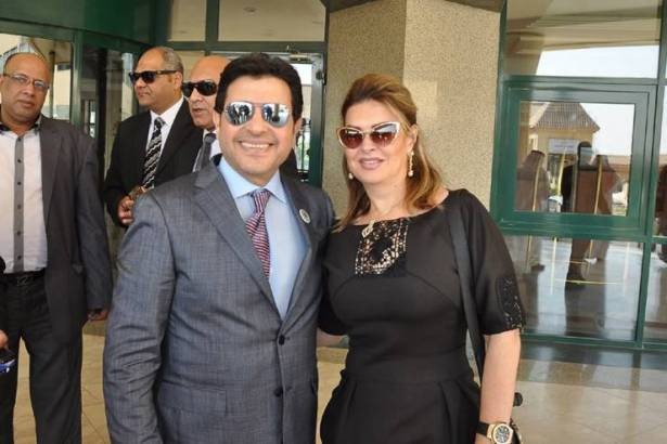 هاني شاكر يتعرض لموقف محرج جداً أمام الناس بسبب زوجته.. ماذا فعلت؟