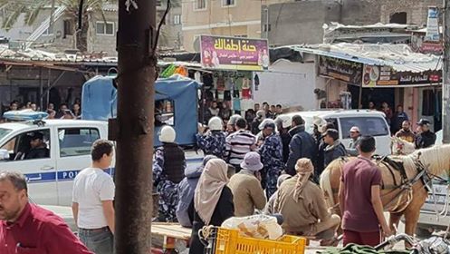 بعد إزالة بسطته.. شاب يحاول الانتحار بسكب البنزين على جسده بخانيونس