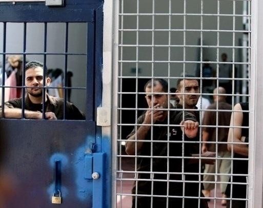 إدارة سجن "نفحة" تبلغ الأسير عرار بقرار عزله من جديد