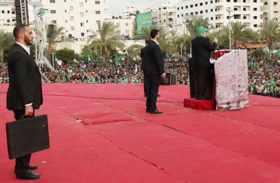 لمعرفة ما تحتويه؟