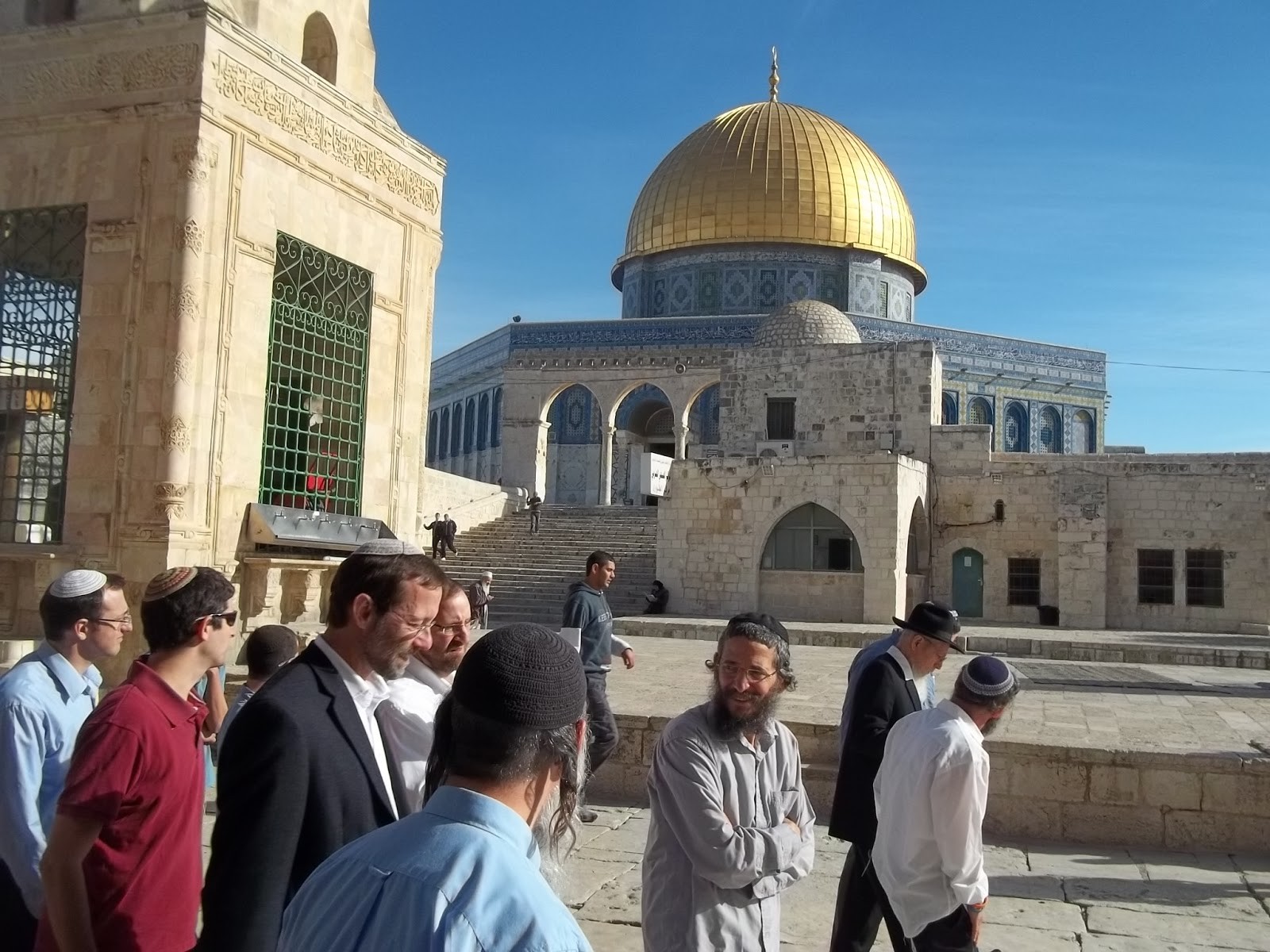 لأول مرة منذ إغلاقه الجمعة الماضية