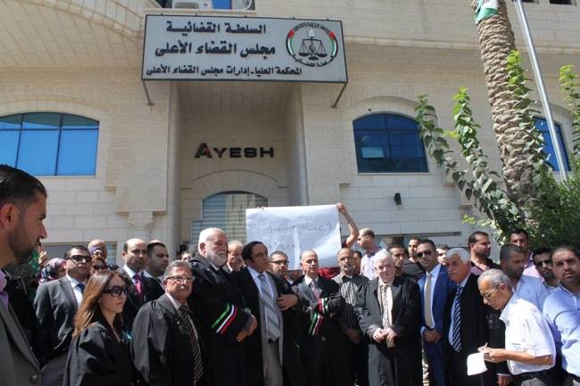 السلطة تُعاقب قضاة بالضفة بخصم رواتبهم 