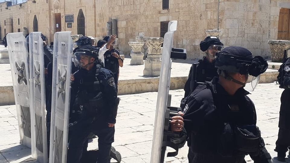 بالفيديو والصور: إصابات بقمع الاحتلال للمصلين في المسجد الأقصى