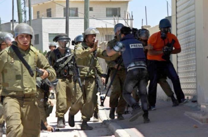 إصابة مراسل تلفزيون فلسطين خلال تغطيته مسيرة كفر قدوم الأسبوعية