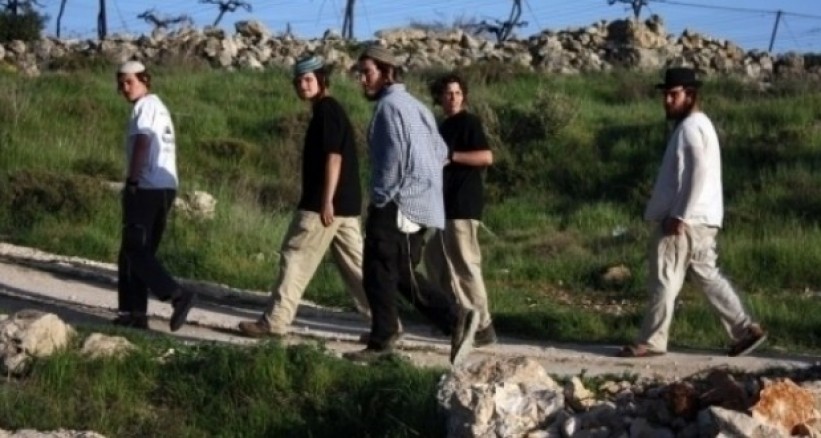 مستوطنون يؤدون طقوس تلمودية في خربة أرنبة شمال الخليل