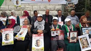 جماهير البيرة تعتصم مع الأسرى المضربين عن الطعام