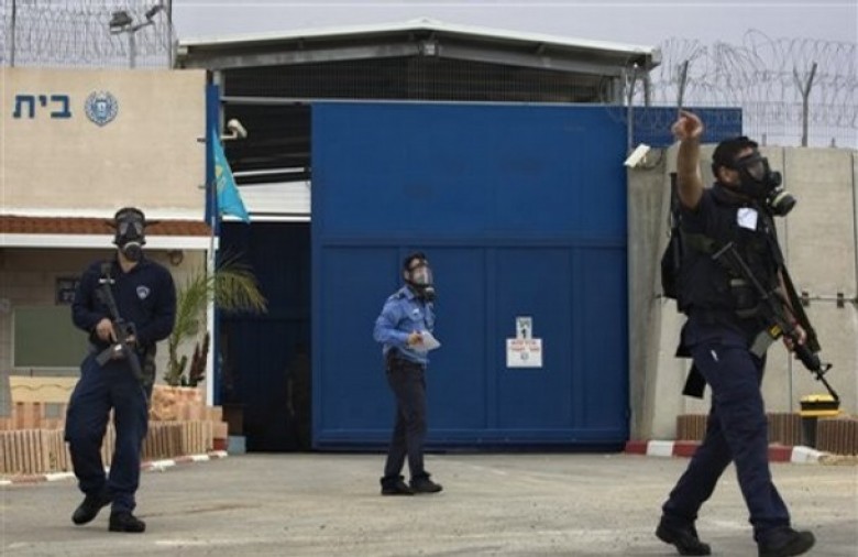 أسرى "حوارة"يعلقون اضرابهم بعد نقلهم إلى "مجدو"