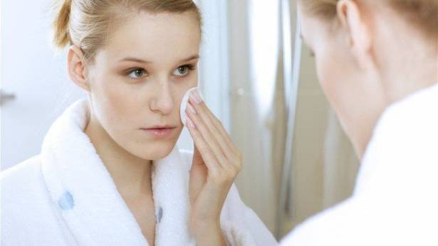 ما هو علاج البشرة بسائل البول؟