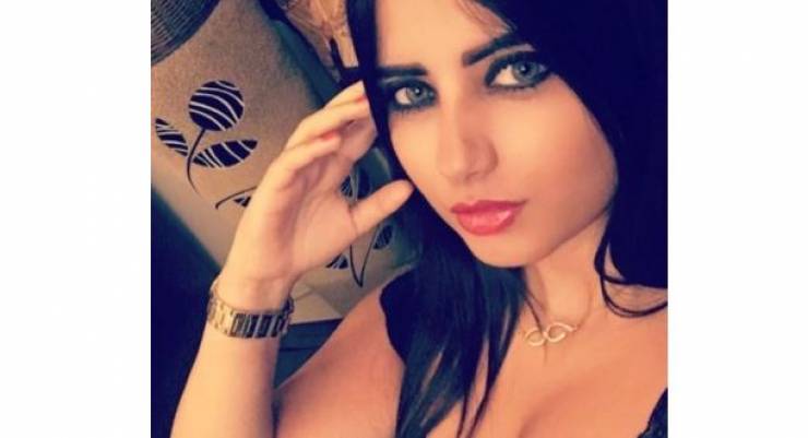 بالصور : خمنّوا هذه الحسناء الجميلة شقيقة أي فنّان مشهور!