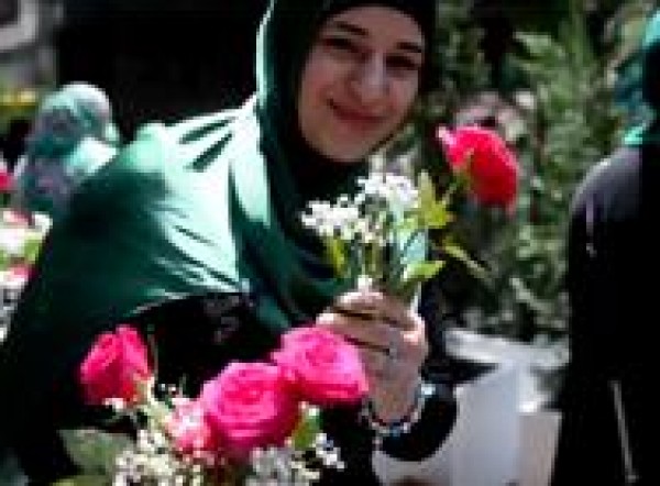 مسلمات بريطانيا يوزعن الورود والأحاديث النبوية