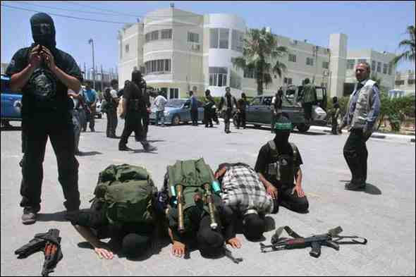 حماس : قرار الحسم كان يجب إستثماره ونطالب بالقطيعة الكاملة مع عباس ونعتبر غزة أرض محررة منها ننطلق