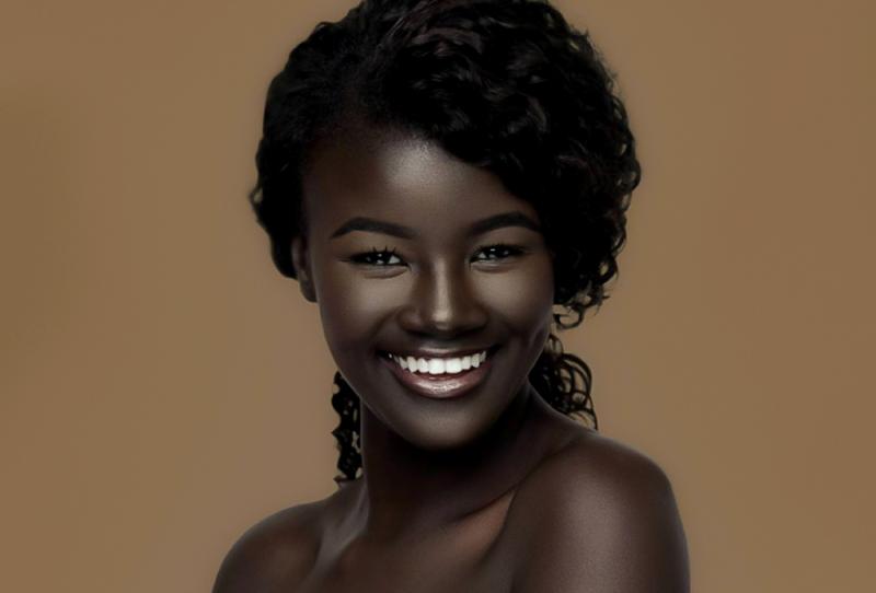 بالفيديو  : "خوذيا ديوب".. سيدة الميلانين وسوادها النادر