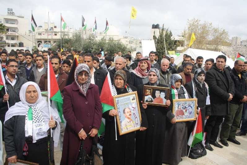 الخليل: وقفة تضامنية مع الأسير المريض يوسف النواجعة