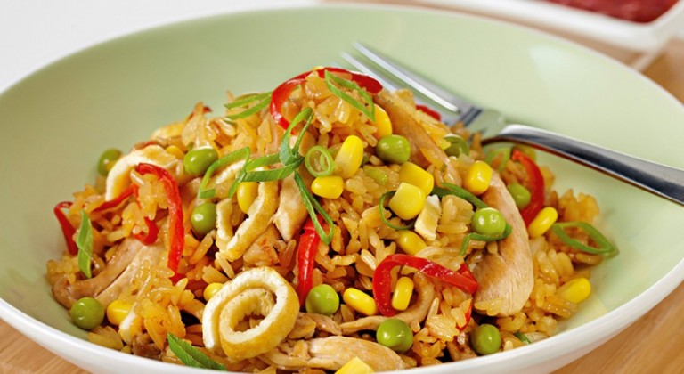 أرز بالبيض والدجاج المقلي