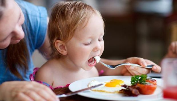 تناول الرضّع للبيض والفول السوداني قد يقي من الحساسية