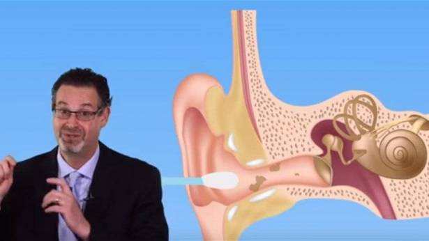 بالفيديو: ما هي الطريقة الفضلى لتنظيف الأذنين؟