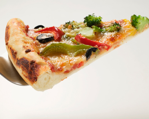 قطعة بيتزا تقود الشرطة إلى تحديد هوية شخص متهم بقتل أربعة أشخاص