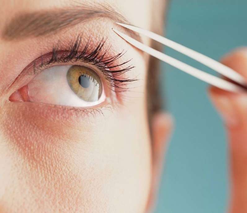 خطير جدا : هل تعلمون لماذا لعن الله النامصة وما هو السبب !!