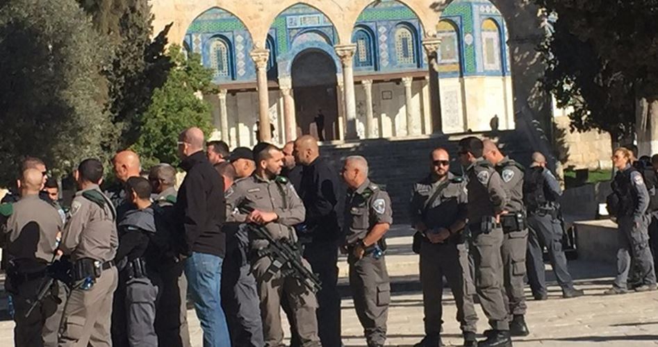 الاحتلال يفتش شباناً داخل المسجد الأقصى