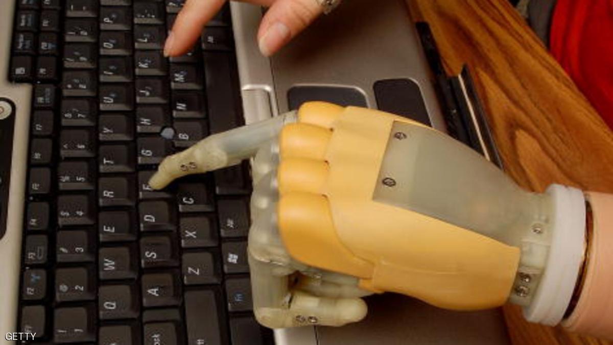 ذراع آلية تشحن الهاتف وتطلق طائرات "الدرون"