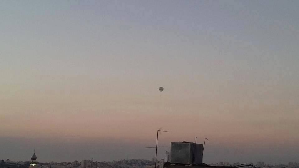 الاحتلال يطلق منطادا راداريا في سماء مدينة الخليل