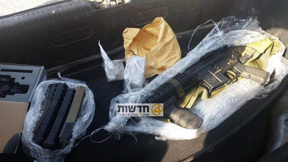 بالصور : الاحتلال يعتقل شابا بحوزته رشاشا ومناظر ليلة وأمشاط ذخيرة على حاجز زعترة