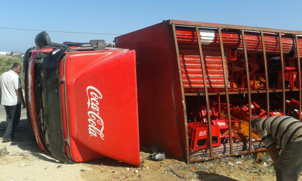 بالصور: 3 إصابات إثر انقلاب شاحنة توزيع مشروبات غازية على الخط الشرقي