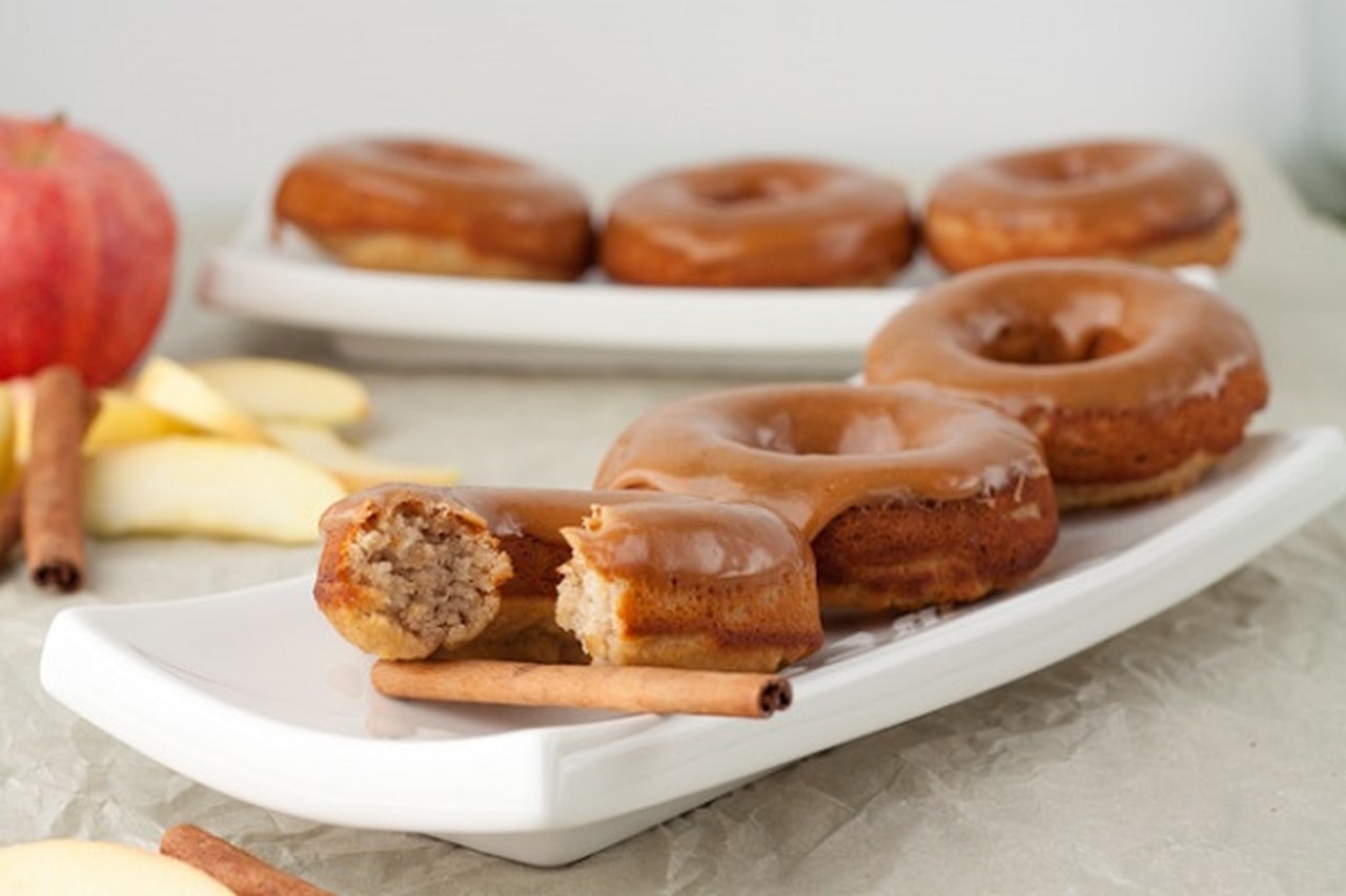 دونات التفاح بالقرفة وصوص الكراميل