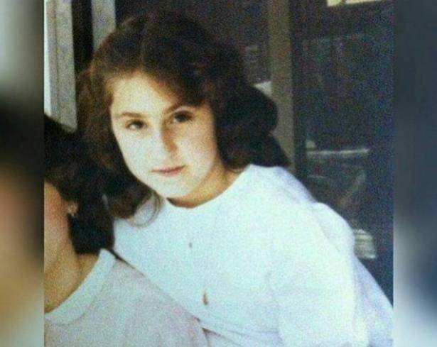 بالصور : خمّنوا هذه الطفلة أي نجمة عربية أصبحت... ومتمردة!