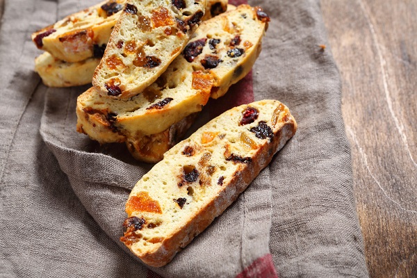 بسكويت الزبيب والشيكولاتة البيضاء