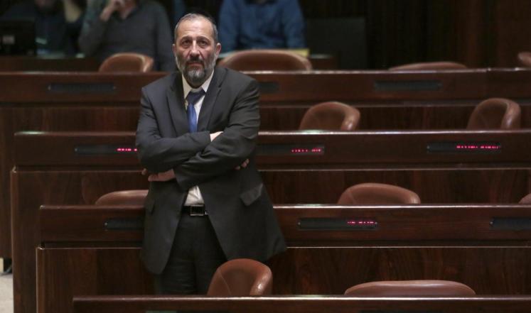 ظناً منه بان صوته بعيد عن جهاز التسجيل