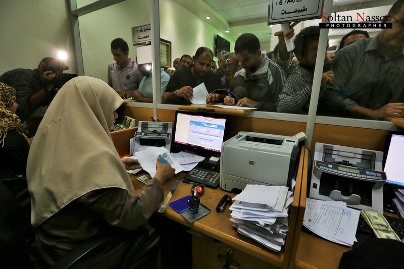 نقابة الموظفين بغزة تطالب بصرف رواتب العسكريين عبر البريد أسوةً بالمدنيين