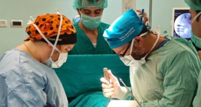 وفد جراحي من تشيلي يجري عمليات للأطفال في مستشفى جنين