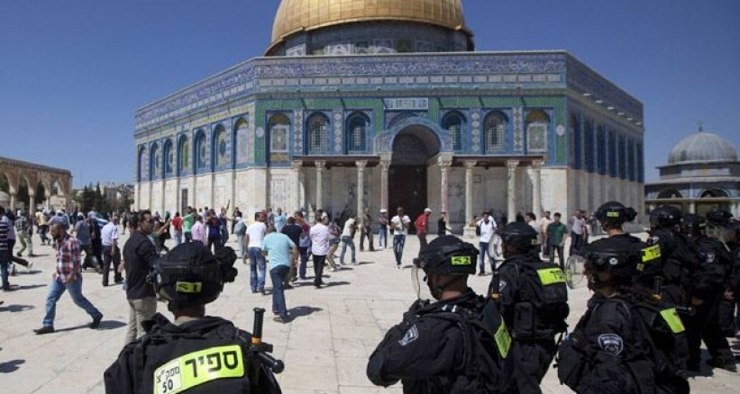 اقتحام مستمر للمسجد الاقصى .. واعتقالات ليلية للشبان الفلسطيينين