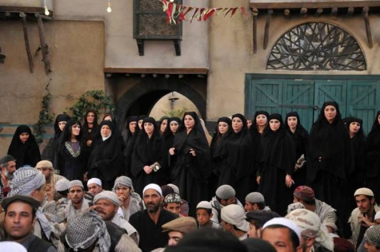 بالفيديو  : مفاجآت "باب الحارة"، هل تُحيي الميت من قبره؟