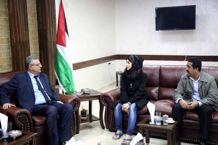 محافظ طولكرم يستقبل الأسيرة المحررة ياسمين التميمي