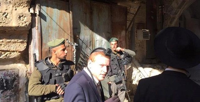 بالصور : بحراسة مشددة من جيش الاحتلال المستوطنون يستولون على عقار بالقدس