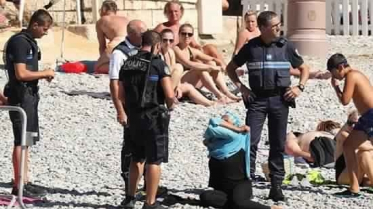 الشرطة الفرنسية تُجبر سيدة على خلع حجابها على شاطئ بحر مدينة "نيس"